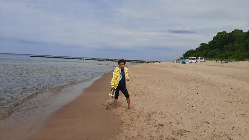 14. Gyönyörű színes kavicsoat sodor a tenger a partra..jpg